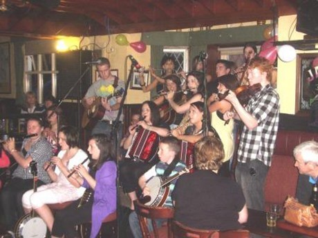 Some of the young musicians of An Crann Óg performing in Tigh Hiudaí­ Beag, Bunbeg at the popular Cabaret Craicéailte.