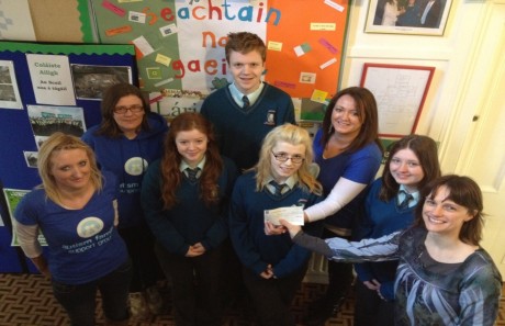 Ailigh G club members Oisín, Michaela, Molly & Danielle presenting a cheque for €150 to Autism Ireland. Also in the photo Deputy Principal, Una Ní Bhriain.