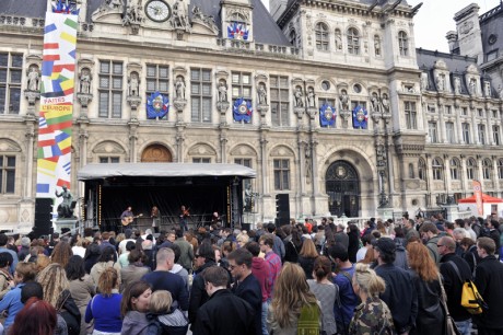 Altan performed to a large crowd in Paris.