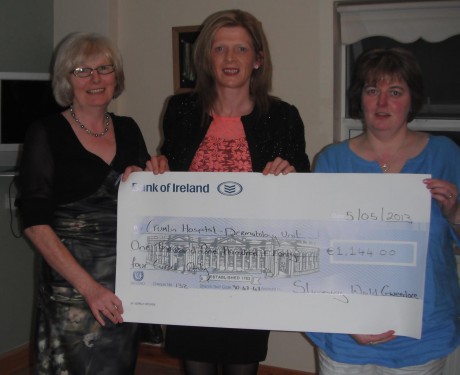 Consultant Nicola Ferry with 2 of her Slimming World Members Dolores Carolan(left) and Réiltín McCafferty(right) at Maghery Community Centre on Sunday 5th December with a cheque for Crumlin Hospital - Dermatology Unit.