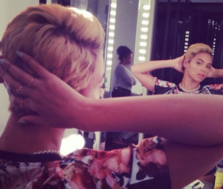 Beyoncé shows off her new hairstyle.