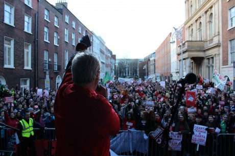 Rónán Mac Aodha Bhuí addresses the large crowd in Dublin. Photo: Eoghan Mac Giolla Bhríde