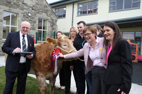 The 2 year old breeding Charolais Heifer owned by Laurena McGlinchey from Doonalt, Glencolmcille, in Co Donegal, first prize in a  novel fundraiser by the Niall Mór Community and Enterprise Centre in Killybegs.  Here she is pictured with members of the Centre, Mairead McGuinness MEP and Cllr. John Boyle.