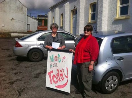 Steering Group Members Dr Shirley Gallagher and Councillor Frances Early at Polling Station, Ionad an Chrois Bhealaigh, Arainn Mhor.