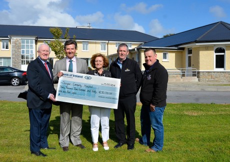 Daniel O'Donnell presents Sue Islam, Director of Nursing with the cheque for over €30,000. Photo: Mary Rodgers