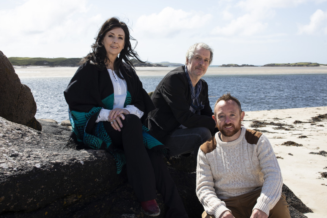 Daniel De Buitléir faighteoir na sparánachta, agus Moya Brennan agus Pól Brennan ón mbanna Clannad