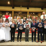 Páistí ó Scoil Fhionáin a rinne an Chéad Chomaoineach ar an 29ú
Aibreán lena Múinteoir Patricia agus an t-Athair Denis.