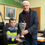 Seán Ó Ceallaigh ag bronnadh corn na Gaeltachta Lir ar Chonor Mac Fhloinn.