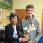 Máire Uí Cheallaigh ag bronnadh corn ar Sheosamh Mac Suibhe a fuar a chad it sa Ranng Teastais Sisiarach.