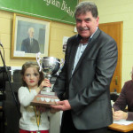 Seán Ó Baoill ag bronnadh corn ar Chara Ní Ghallachóir.