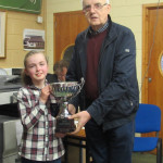 Seán Ó Ceallaigh ag bronnadh corn ar Fionnuala Ní Bhaoill.